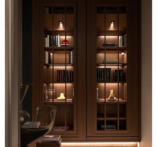 Houten boekenkast op maat met ingebouwde verlichting