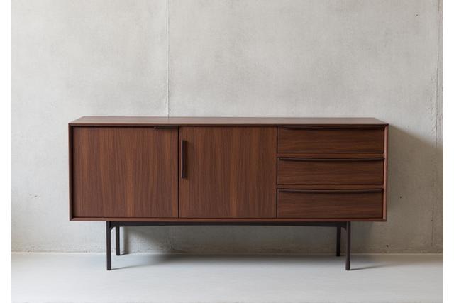 Strak design dressoir van notenhout met geïntegreerde handgrepen en slanke poten